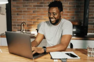 Leia mais sobre o artigo Como Ganhar Dinheiro Online Respondendo Perguntas
